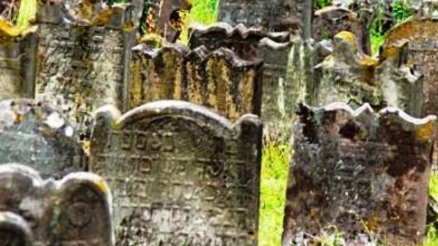Profanadas cientos de tumbas en un cementerio judío en Francia