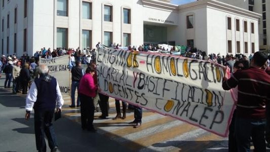 Tres manifestaciones en dos horas; cierran puertas de Palacio