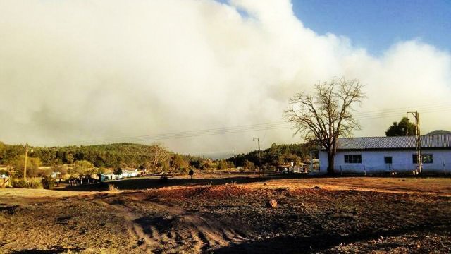 Fuerte incendio forestal en Huejotitán amenaza con llegar a Balleza