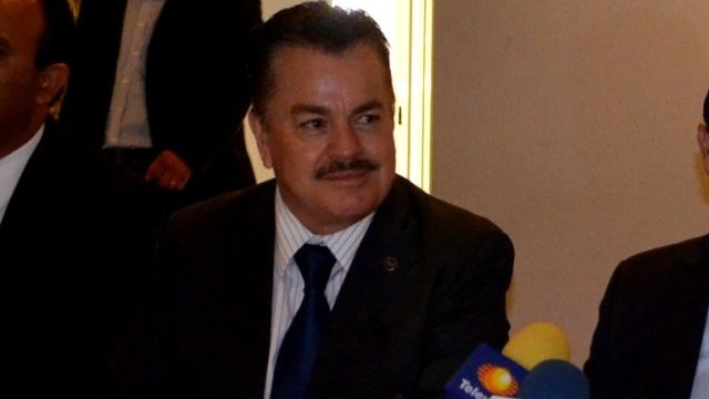 Vázquez no mete las manos al fuego por alcalde de El Oro, pero pide trato justo 