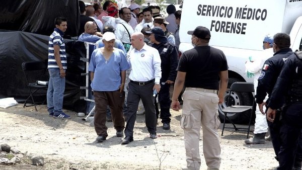 Van 15 cadáveres exhumados de fosas clandestinas en México