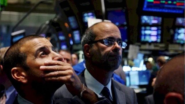 El coronavirus infecta Wall Street: El Dow Jones se desploma en casi 3,000 puntos