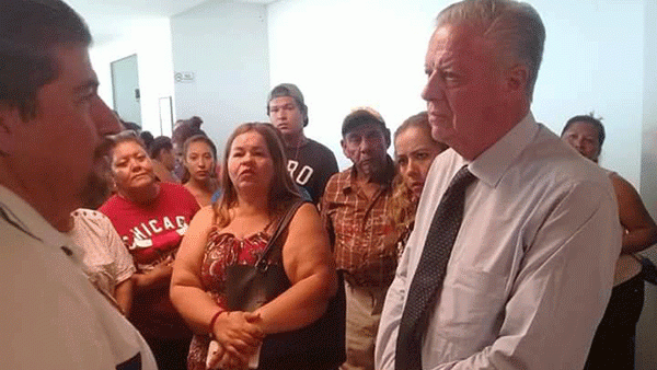 Entregan nuevo pliego petitorio a Jorge Zermeño Infante, alcalde de Torreón