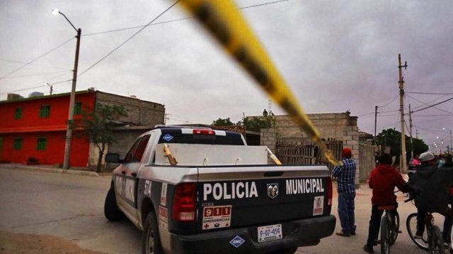 Dejan a un hombre ejecutado en la colonia Frida Kalho, de Juárez