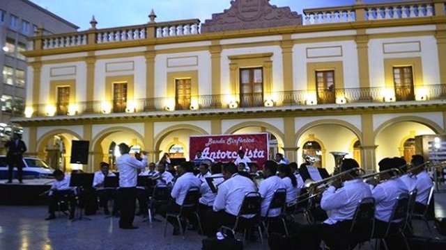 Deleita Banda Sinfónica Antorchista a pueblo neolonés en plaza Hidalgo 