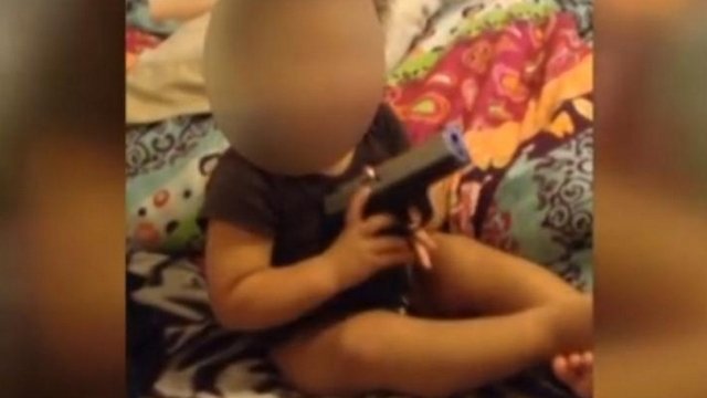 Arrestan una pareja por entregar pistola a un bebé