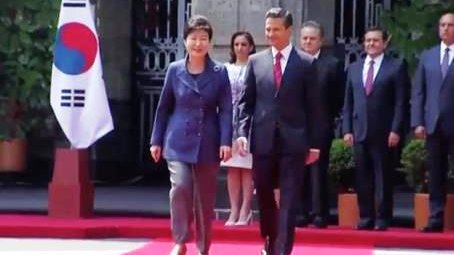 Peña Nieto recibe a presidenta de Surcorea en Palacio Nacional