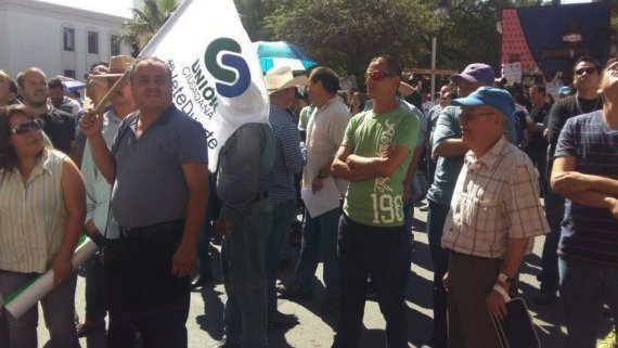 Tocan manifestantes a la puerta del Palacio de Gobierno