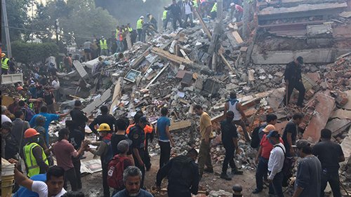 Suman 320 muertos por sismo en México