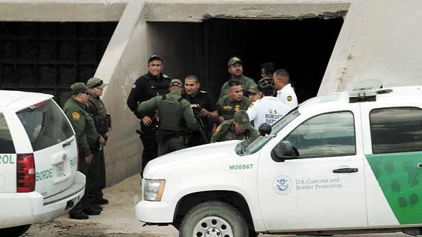 Detuvo la Migra en El Paso a 3 agentes municipales de Juárez