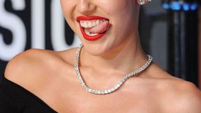 Por qué Miley Cyrus no puede mantener la lengua dentro de su boca