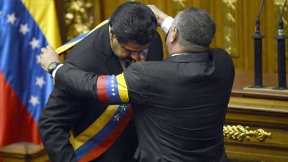 Maduro jura como “presidente encargado” de Venezuela