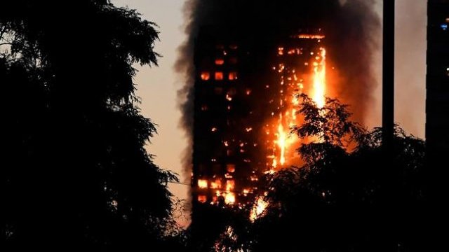 Bomberos luchan 10 horas para sofocar mega incendio en Londres