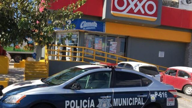Asaltan una tienda Oxxo con cuchillo en mano, en Chihuahua