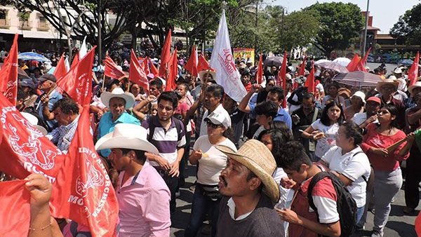 En Cuernavaca reanudan marchas ante la cerrazón de gobierno perredista