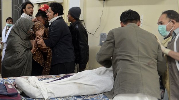 Atentado con explosivos deja al menos 83 muertos en Pakistán