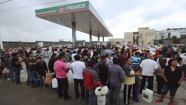¿Por qué los mexicanos pagan dos veces más que los estadounidenses por la misma gasolina?
