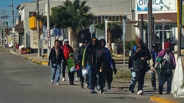 Llegan grupos de hondureños a Ojinaga, a solicitar su pase a los EEUU
