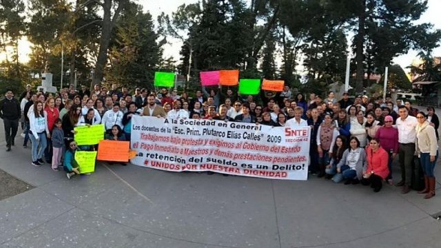 Protestan profesores en Cuauhtémoc contra retención ilegal del salario