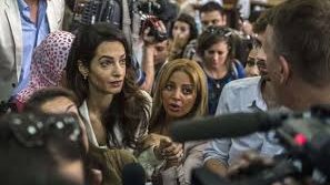 Ella busca salvar a periodistas egipcios, medios interesados sólo en su esposo George Clooney