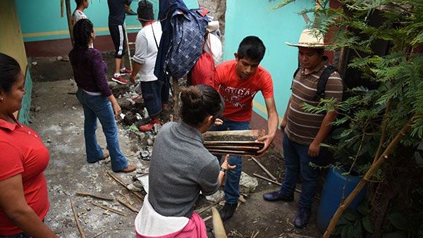 Ayudan antorchistas michoacanos a Tlapanalá