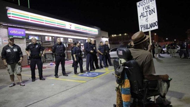 Cinco oficiales mueren baleados por francotiradores en Dallas durante protesta contra abuso policial