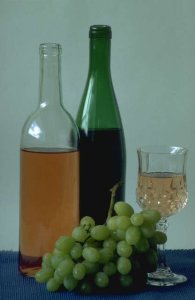 Diseñan botella que limpia de impurezas el vino