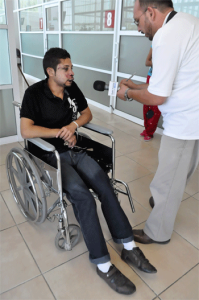 En silla de ruedas, dejan policías municipales a joven golpeado por tratar de ayudar a un pariente accidentado 