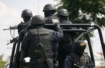 Cesan a 17 policías por protección a “El Diego”