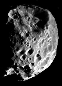 Febe, la luna de Saturno que llegó de fuera