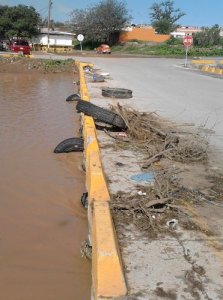Contaminado con basura cauce de río en Parral