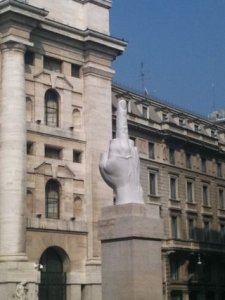 La 'peineta' de Cattelan vuelve a la Bolsa de Milán