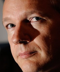 “Si nos pasa algo, lo publico todo”: Assange