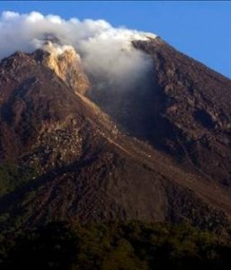 Nueva erupción del volcán Merapi, en Indonesia