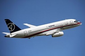 Avión Sukhoi desaparece con 46 pasajeros en Indonesia 