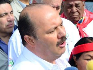 Atiende Duarte en Jiménez a maestros defraudados por Casa Grio 