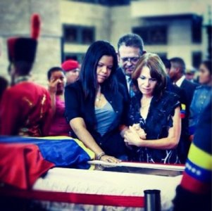 Los padres de René Pérez de Calle 13 asistieron al funeral de Hugo Chávez