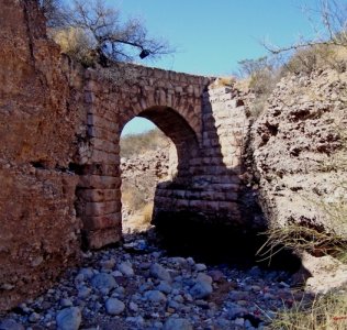 Aparece un puente solitario en arroyo Santa Eulalia