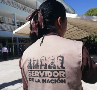 "Servidores de la Nación, activistas de Morena"