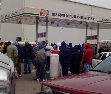 Aglomeraciones y largas filas para comprar gas