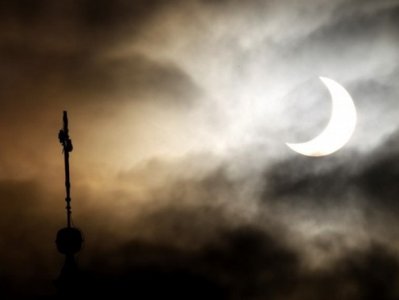El primer eclipse de 2011 deslumbra a Europa