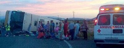 Vuelca autobús Rápidos Delicias en carretera de Oaxaca hay un muerto 