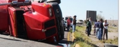 Bloquea carretera federal trailer que se volcó