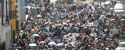 Miles de cañeros marchan por subsidios en Puebla