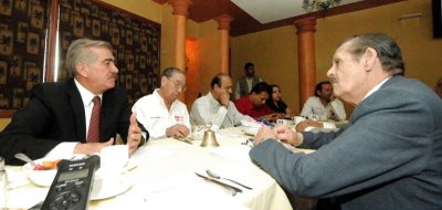 Dialoga Patricio Martínez con miembros de la Asociación Civil RENATA en Juárez.