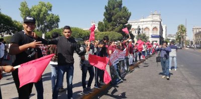 Estudiantes se manifiestan contra AMLO por la eliminación de becas