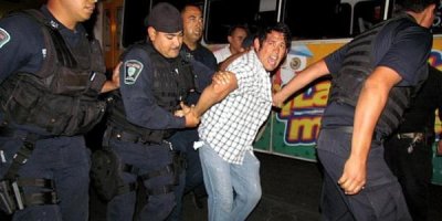 Escaramuzas de combate: gasean a manifestantes contra Vivebús y Mausoleo