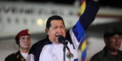 Chávez rompe su silencio y reaparece cantando en llamada telefónica