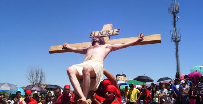 Crucifican al Nazareno para ejecutar la condena de muerte
