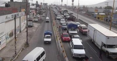 Transportistas arman bloqueo en la México-Texcoco